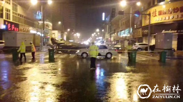 靖边交警大队事故处理中队暴风骤雨中的坚守