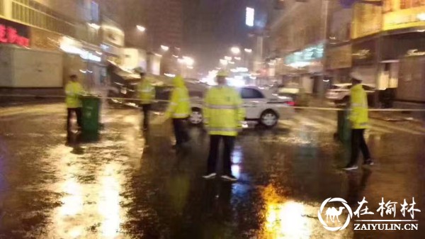 靖边交警大队事故处理中队暴风骤雨中的坚守