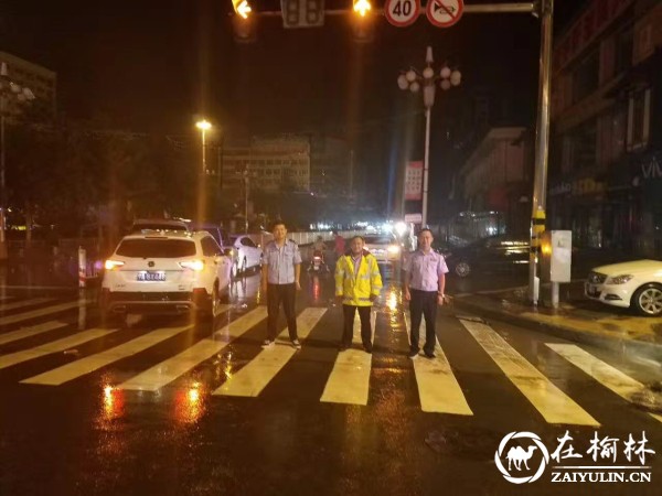 靖边交警大队事故处理中队暴风骤雨中的坚守