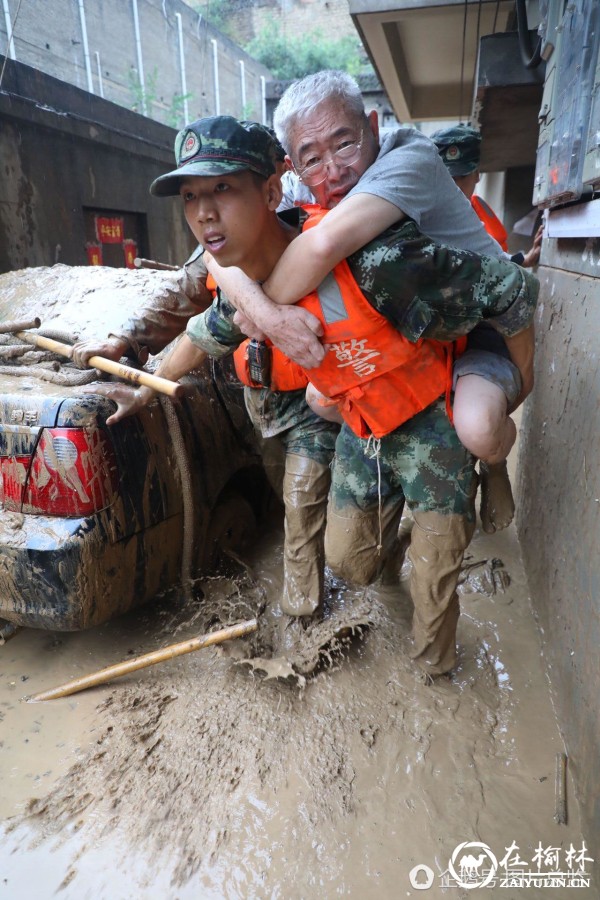 绥德子弟兵 暴雨淤泥中救出9名受困群众
