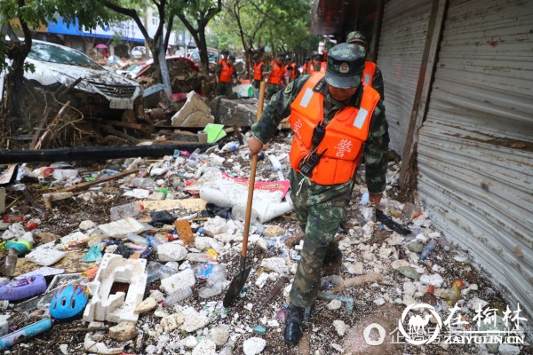 绥德子弟兵 暴雨淤泥中救出9名受困群众