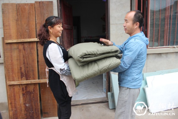 书记向居民发放棉被