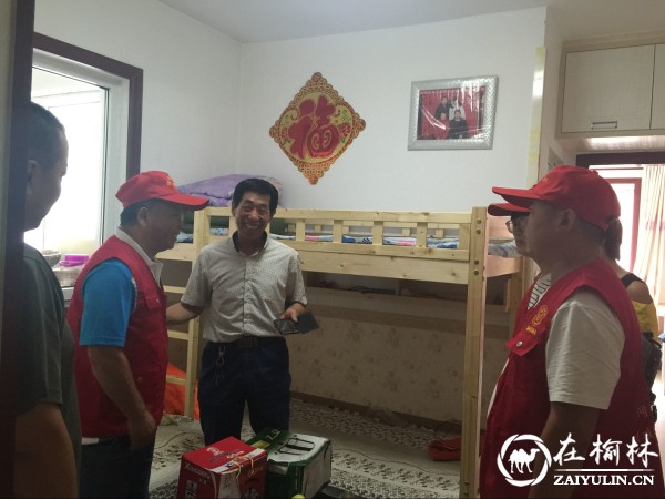 能源技术推广站党支部的在职党员志愿者与退伍军人刘全民交谈甚欢