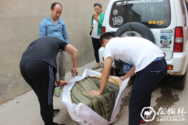 工作人员正在打开棉被外包装