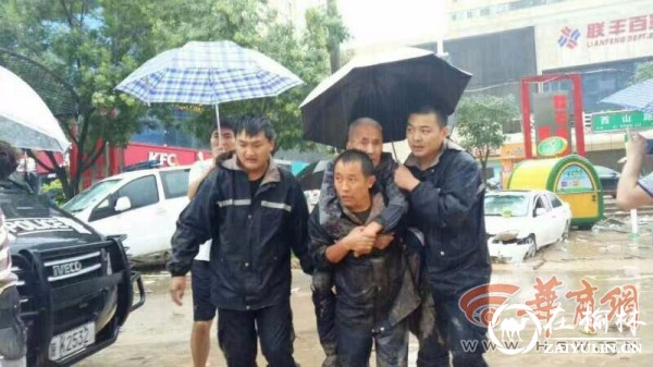 绥德民警用木门抬八旬受伤老人上警车送医院
