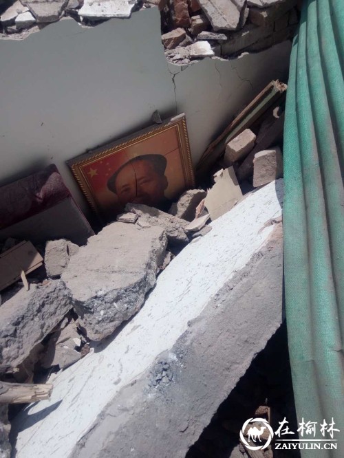 西咸新区一老人的家深夜被强拆 家具家电全被埋在废墟中