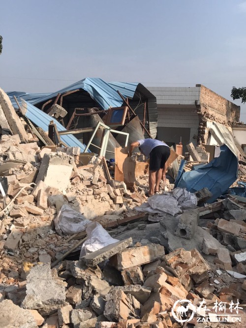 西咸新区一老人的家深夜被强拆 家具家电全被埋在废墟中