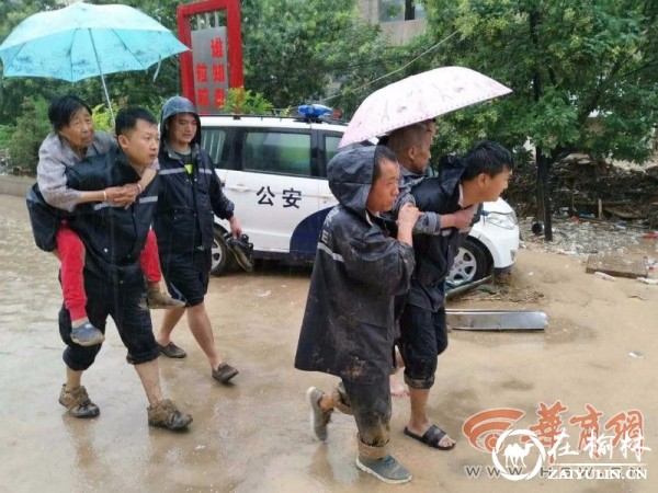 绥德民警用木门抬八旬受伤老人上警车送医院