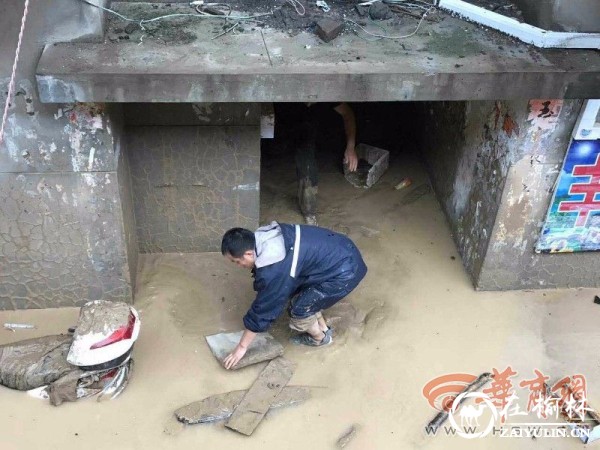 绥德民警用木门抬八旬受伤老人上警车送医院