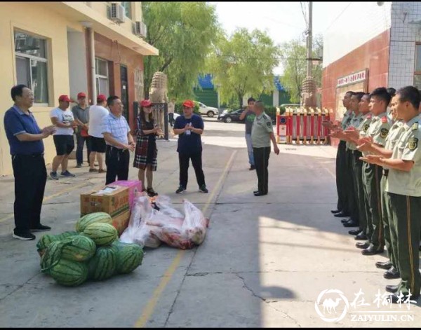 榆阳区东岳路社区开展迎“八一”慰问消防官兵活动