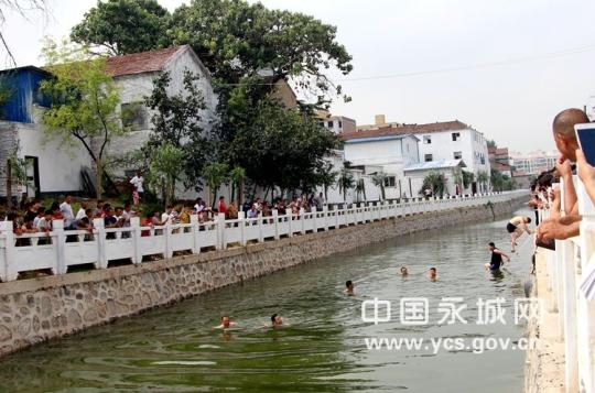 河南永城市长携众官员下河游泳 官方称非摆拍作秀