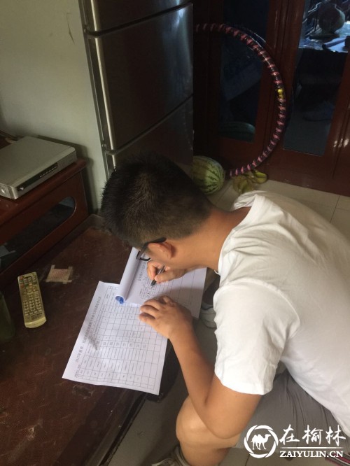 调查人员正在填写入户调查表