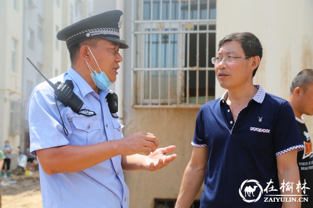 雷明川协调小区清理小区存放受损摩托