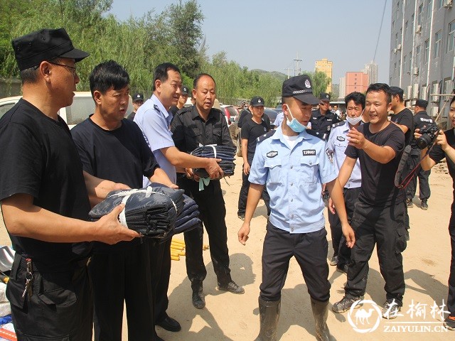 靖边巡特警大队向子洲巡特警大队捐赠警用救灾物资