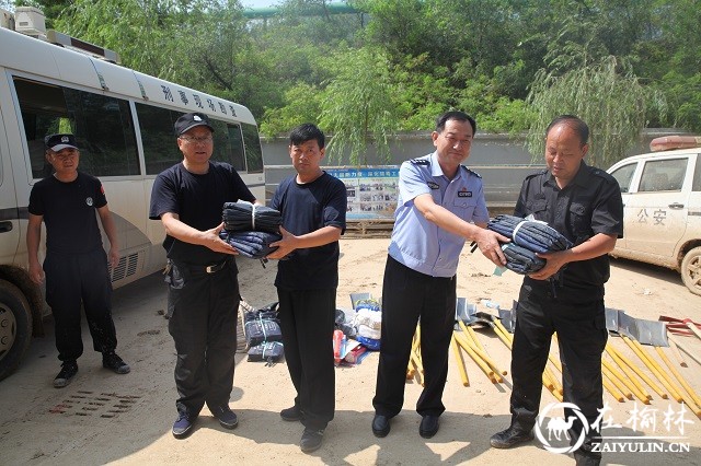 靖边巡特警大队向子洲巡特警大队捐赠警用救灾物资