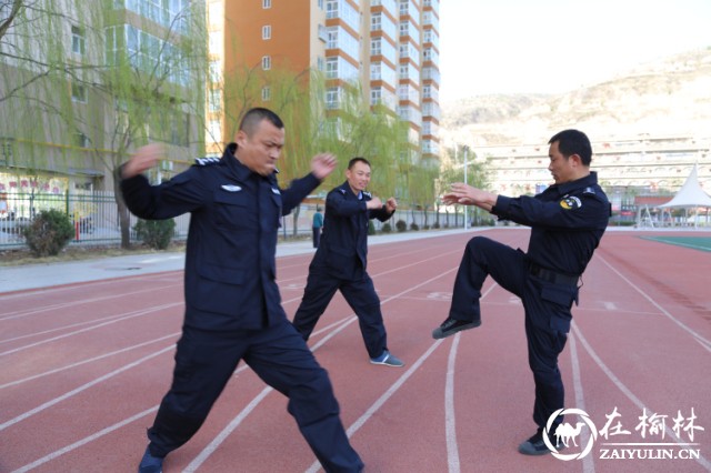 2016年马刚（左一）参加公安工作新警训练
