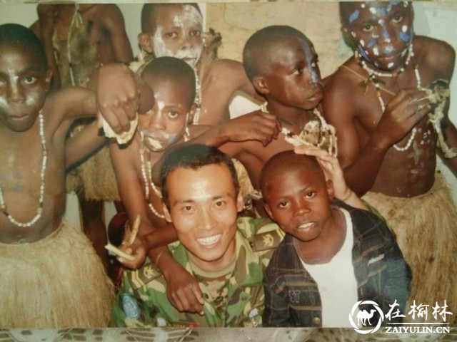 2008年，马刚在刚果金维和时与当地居民的合影