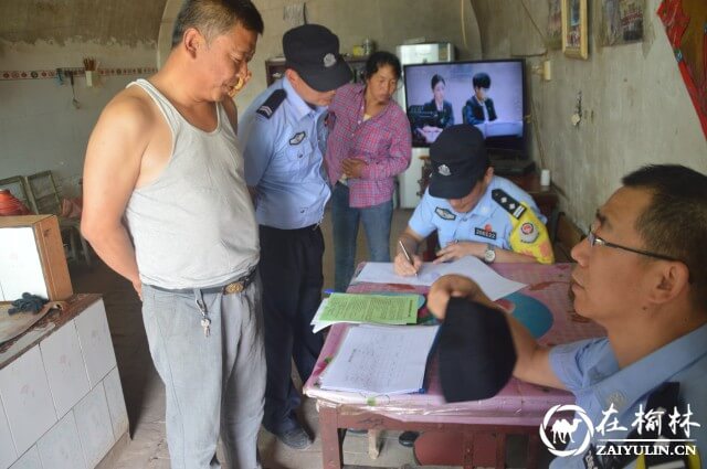 图2：黄陵站民警进行入户法治宣传