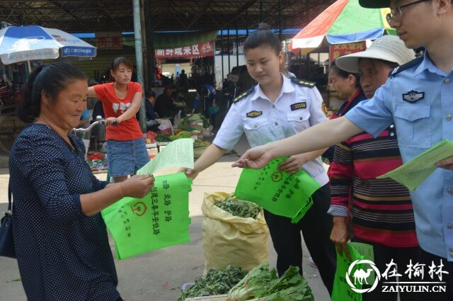 走村入户广宣传 黄陵铁警护路忙