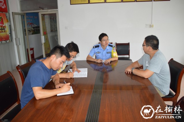 图3：民警宣传消防安全知识