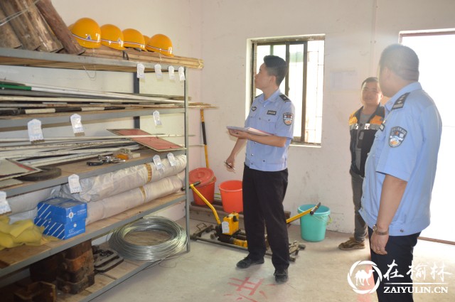 图4：民警检查仓库易燃场所