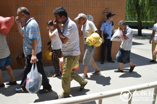 图2：民警组织旅客进行消防逃生演练