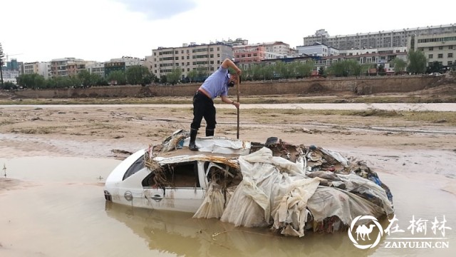 暴雨中警徽熠熠生辉 洪流中筑起坚强堡垒