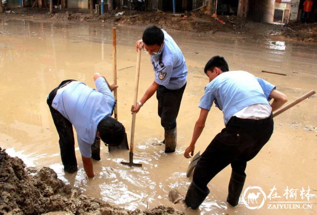 暴雨中警徽熠熠生辉 洪流中筑起坚强堡垒