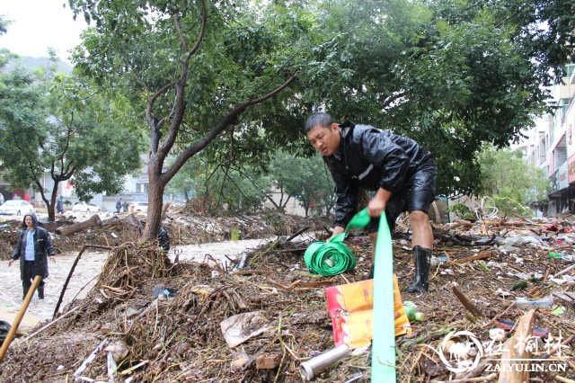 暴雨中警徽熠熠生辉 洪流中筑起坚强堡垒