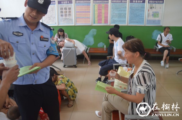 民警为旅客送茶水