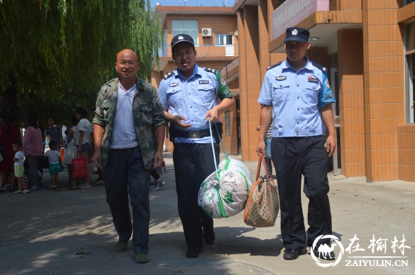 民警为旅客拎大件行李