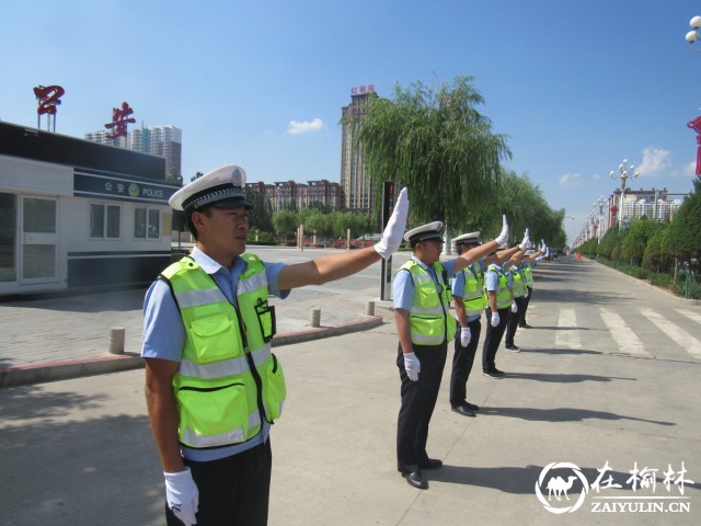 靖边交警十字路口练新兵 路人一片叫好