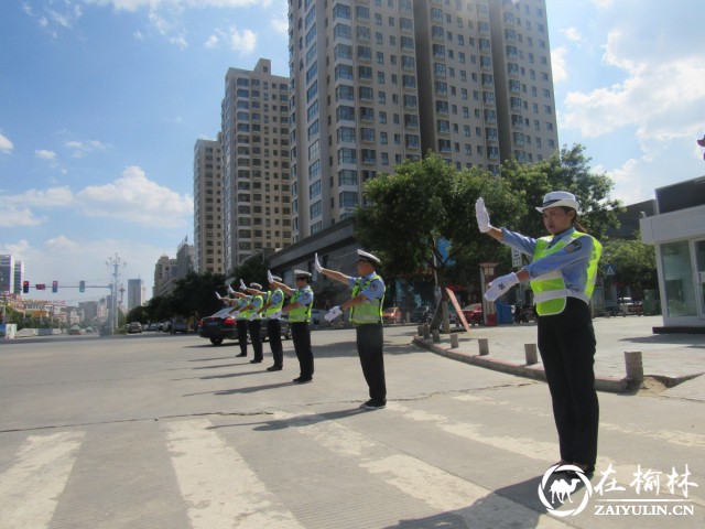 靖边交警十字路口练新兵 路人一片叫好