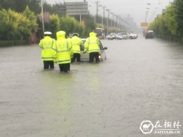 靖边雨中前行的坐标——“浇警”