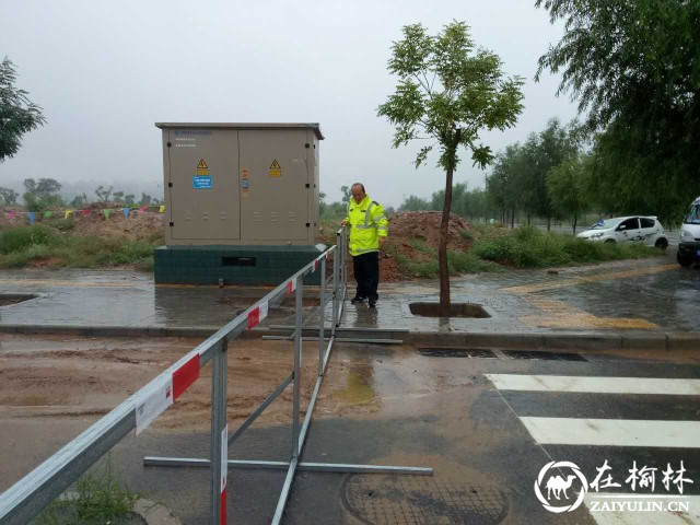 靖边交警变“浇警” 暴雨中一道靓丽风景