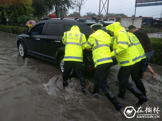 靖边交警变“浇警” 暴雨中一道靓丽风景