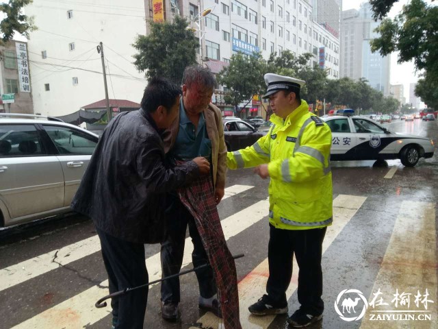 靖边交警变“浇警” 暴雨中一道靓丽风景