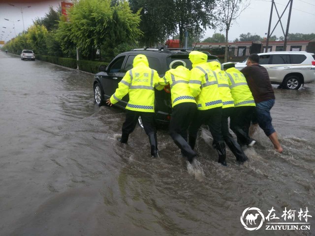 靖边雨中前行的坐标——“浇警”