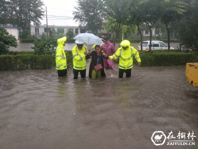 靖边雨中前行的坐标——“浇警”