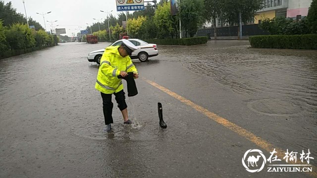 靖边雨中前行的坐标——“浇警”