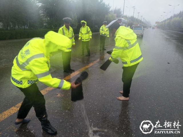 靖边交警变“浇警” 暴雨中一道靓丽风景