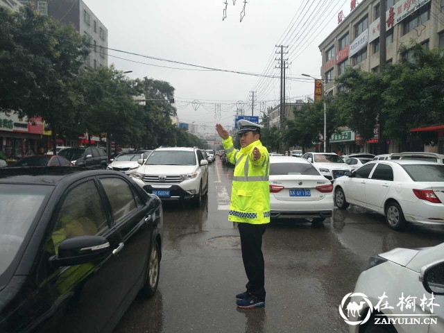 靖边开学季秋雨绵绵 “交通护学岗”守卫安全