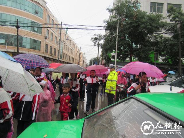 靖边交警雨中护学保安全