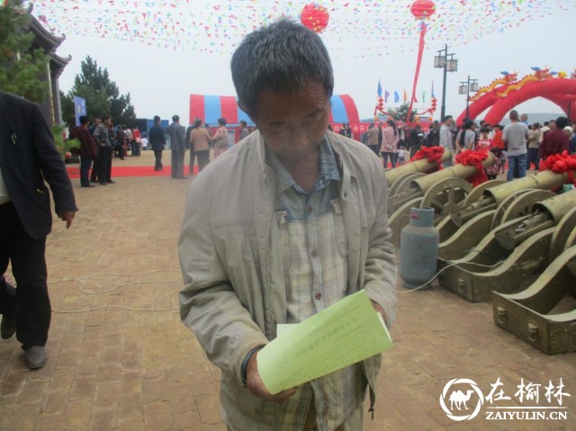 靖边杨桥畔交警中队开展大型交通安全宣传活动