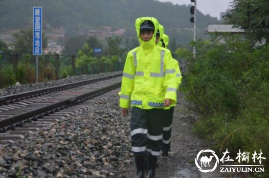 延安铁路公安处洛川东站派出所民警雨中巡线保平安