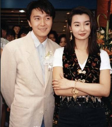 周星驰旧照曝光 星爷为张小娴进军台湾拍摄萌萌哒