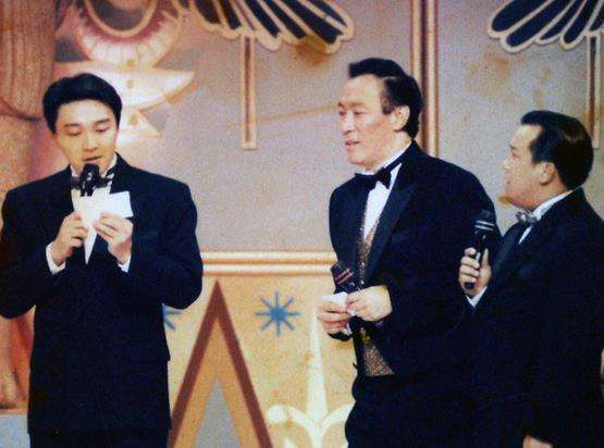 周星驰旧照曝光 星爷为张小娴进军台湾拍摄萌萌哒