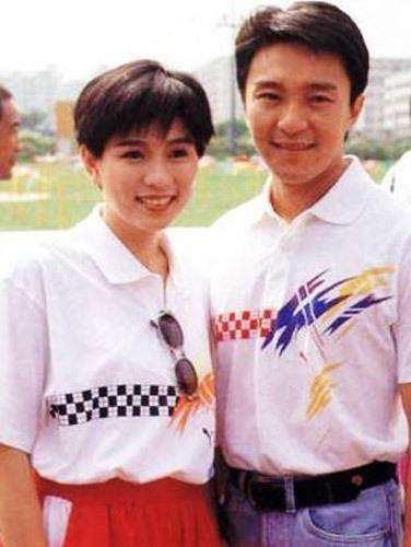 周星驰旧照曝光 星爷为张小娴进军台湾拍摄萌萌哒