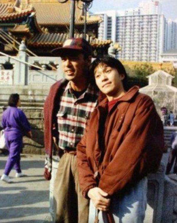 周星驰旧照曝光 星爷为张小娴进军台湾拍摄萌萌哒
