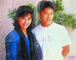 周星驰旧照曝光 星爷为张小娴进军台湾拍摄萌萌哒